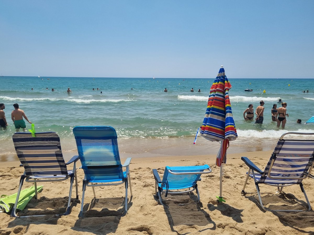 ‼️ Desaparegudes 4 persones a la platja de Calafell. Se'ls ha vist a primera hora del matí i ara només hi ha les seves pertinènces: 4 cadires i 2 para-sols a primera línia de mar. 

Preocupació màxima per si els seus sants collons rebenten en algun xiringuito proper de la zona.