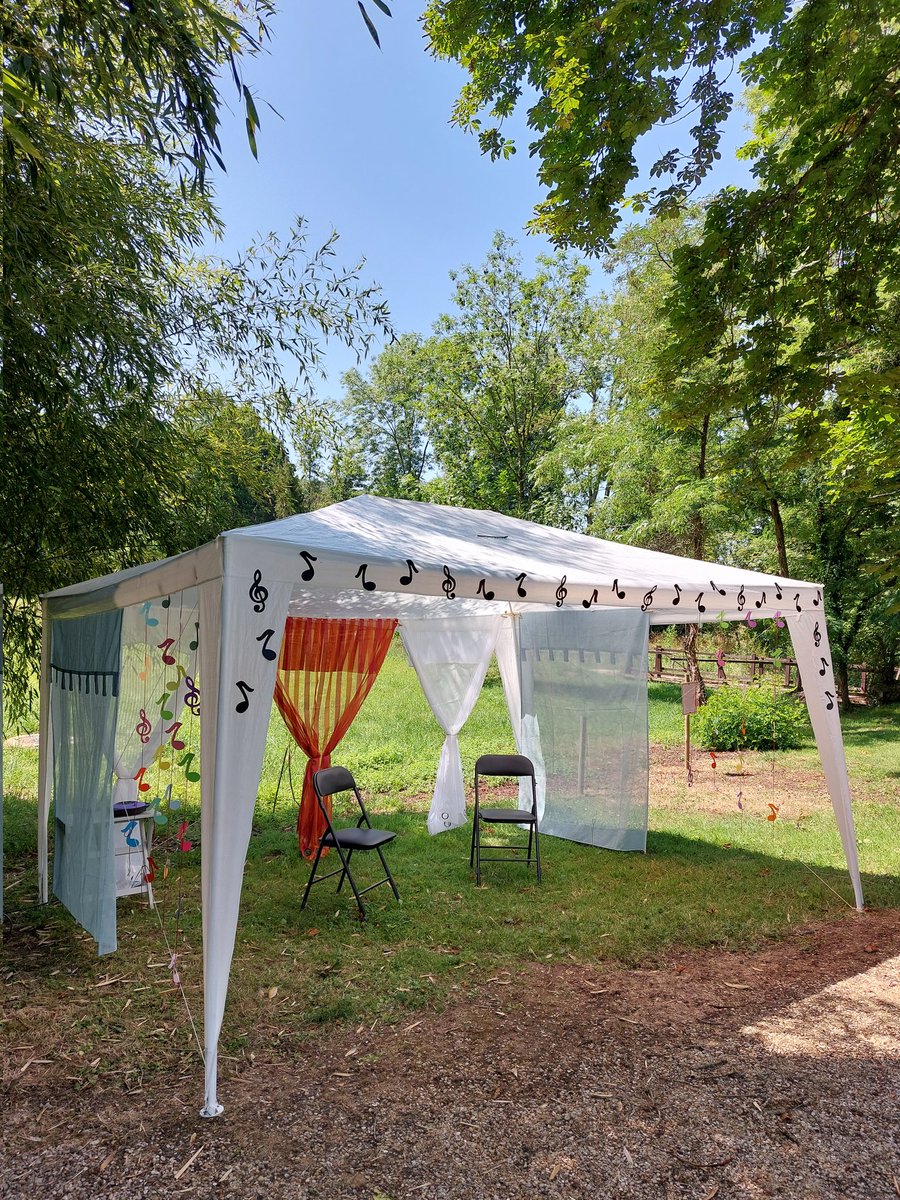 FondationRDevos's tweet photo. 🔴 LIVE-CONCERT 🔴
RDV aujourd'hui à 15h30 sur notre page Instagram pour un live depuis le jardin de la Maison-musée Raymond Devos afin d'écouter le duo Tirana (violon et guitare) 🤩🎶💃🎻
#musée #concert #Yvelines #ChezDevos #fête #sun #musique #violon #guitare #fun #France https://t.co/1ANE4XiBlw