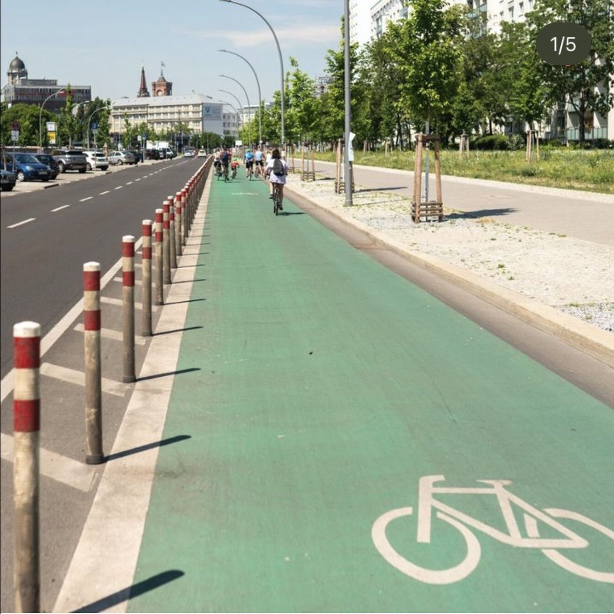 Ich finde, INNERHALB von Städten sollte es KEINE doppelspurigen Straßen mehr für Autos geben.

Eine genügt. Wenn es zwei gibt: die zweite nur für ÖVNP und Fahrräder. Bei drei: eine für Autos, eine für ÖPNV/Taxen/Rettungsdienst und eine protected bike line! 🌻

#nichtMitUns
