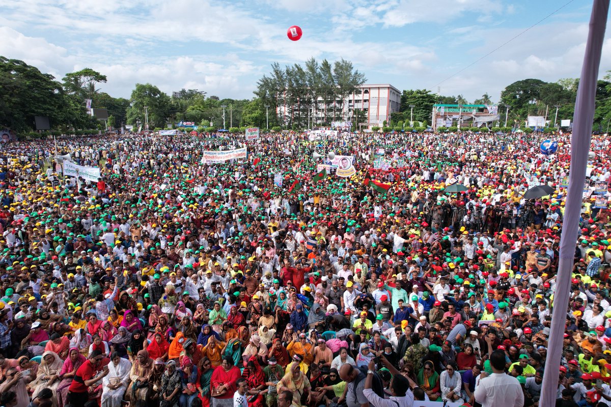 Hundreds of thousands of young people joined the #YouthRally in Barishal, called by the youth wings of BNP, Chhatradal, Jubodal, and Swechasebak Dal, to demand #VotingRights, #JudicialFairness, merit-based employment, and #FreedomOfExpression.  #TakeBackBangladesh