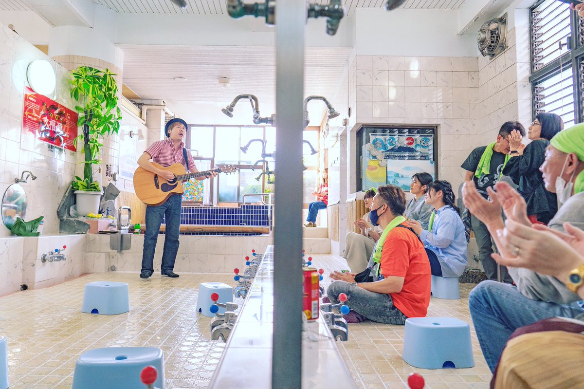 明日はライブハウスにも行かないけれど、落合松の湯さんで「銭湯フェス」のライブ写真を湯船から眺めます😊
松フェス最終週開始です
あの日の感動をもう一度💓
@ochiaimatsufes @ochiaimatsunoyu 
#落合　#銭湯　#松フェス　#落合松の湯　#銭湯フェス
写真はMotoki Tezuka