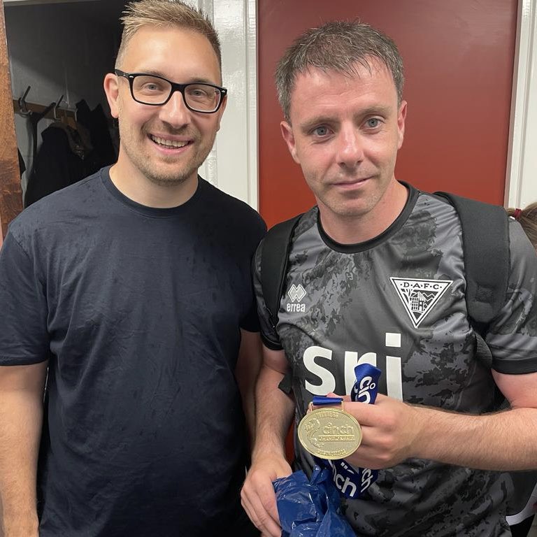tommydfc's tweet image. What an honour to present this man with his league winners medal last night.

302 appearances for the club
9 years 
1 unbelievable head of hair 

Gowser 💙