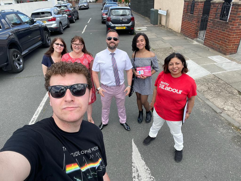 Sidcup_Labour's tweet photo. Residents love a bit of Saturday morning doorstep politics. Things are hotting up in Welling for the incumbents @bexleynews, we think they may be hiding in a fridge. Who can blame them given their record on #paymoregetless. https://t.co/RHqv3XbF2Q