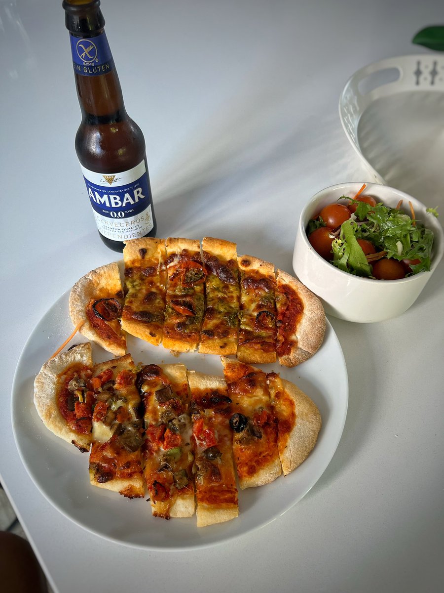 White Rabbit pizzetta, salad and 0% gluten free beer 🍕 😏 #glutenfreepizza #glutenfreebeer