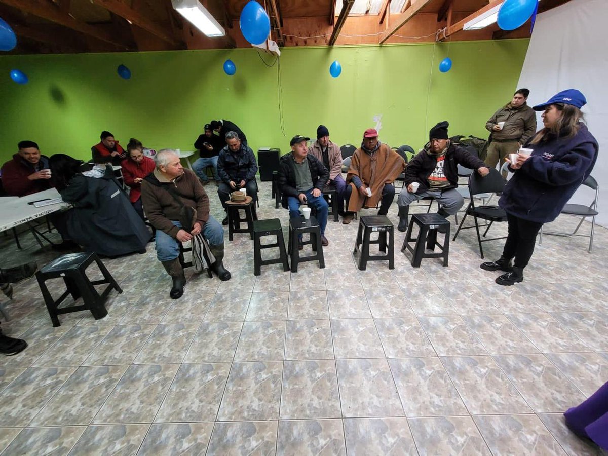 MinagriMaule's tweet image. En #Corinto, localidad de #Pencahue, Seremi @MinagriMaule con DR @INDAP_MAULE alcalde José Miguel Tobar y Carabineros conversando con vecinos por frente🌬💦
Daños agrícolas en hortalizas y chacras por inundación de terrenos, en infraestuctura productiva y alimentación animal