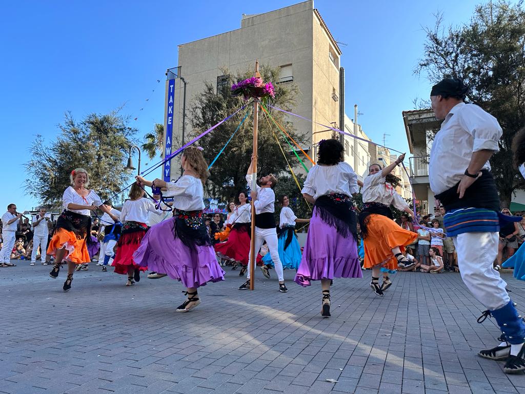 AjTorredembarra's tweet photo. 👉🏾 Amb la participació del Ball de Diables infantil, la Virgilieta, els Serrallonga, la Mulassa, el Ball de Bastons, el Ball de Pastorets, el Ball de Gitanes i els Gegants Joan, Rosalia, Marina i Antoni.

#SantJoan #BaixaMar #Torredembarra

📷 Anna F. https://t.co/O33BUPFWOU