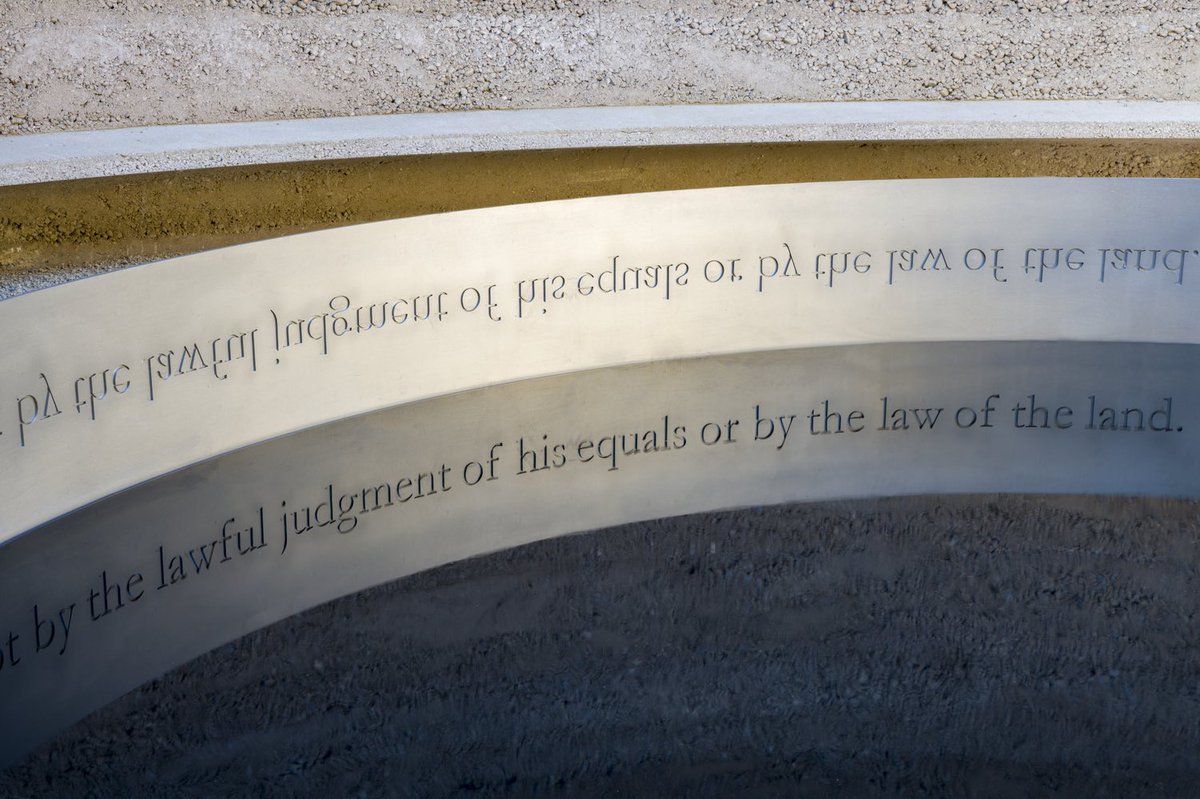 SesiMimar's tweet image. Suyun mimarideki kullanımı üzerine oldukça iyi ve farklı bir örneği paylaşmak istiyorum. Birleşik Krallık’taki Writ in Water anıtında suya yansıtılan yazı. Su öğesi etrafında çelik plaka üzerinde ters harflerin suya düşmesi ve suda okunması