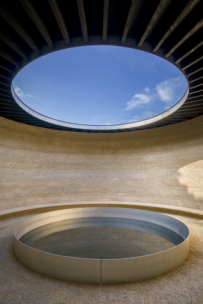 SesiMimar's tweet image. Suyun mimarideki kullanımı üzerine oldukça iyi ve farklı bir örneği paylaşmak istiyorum. Birleşik Krallık’taki Writ in Water anıtında suya yansıtılan yazı. Su öğesi etrafında çelik plaka üzerinde ters harflerin suya düşmesi ve suda okunması