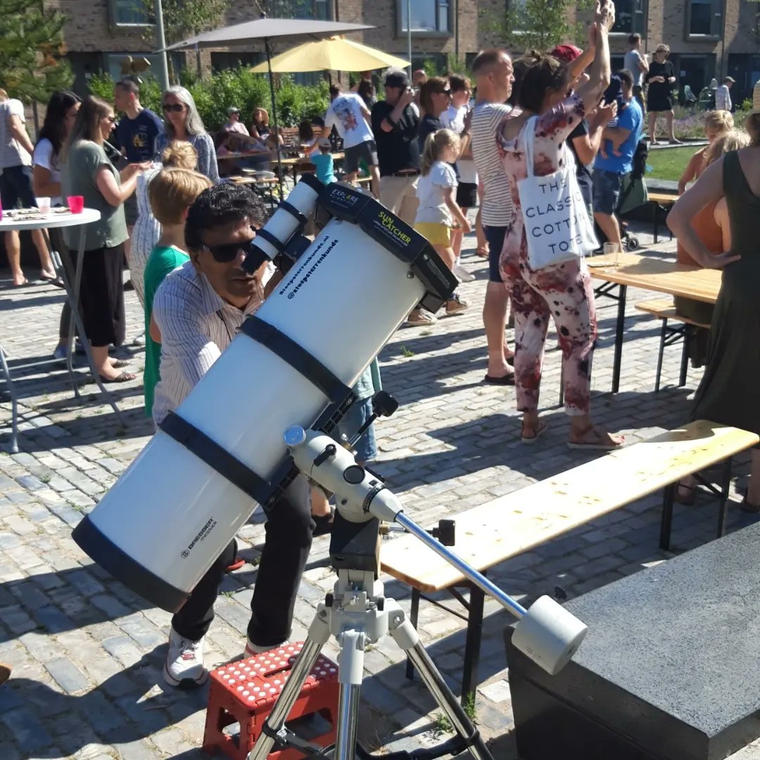 Stoepsterren's tweet photo. Zeer geslaagde en fijn sessie #stoepsterrenkunde tijdens het Esperantoplein Festival in Den Haag. Tijdens dit buurtfestival konden tientallen kinderen en volwassenen een blik op de zon werpen. De zon was goed voor veel verwondering en prachtige reacties! https://t.co/Ytj6ETFOAP