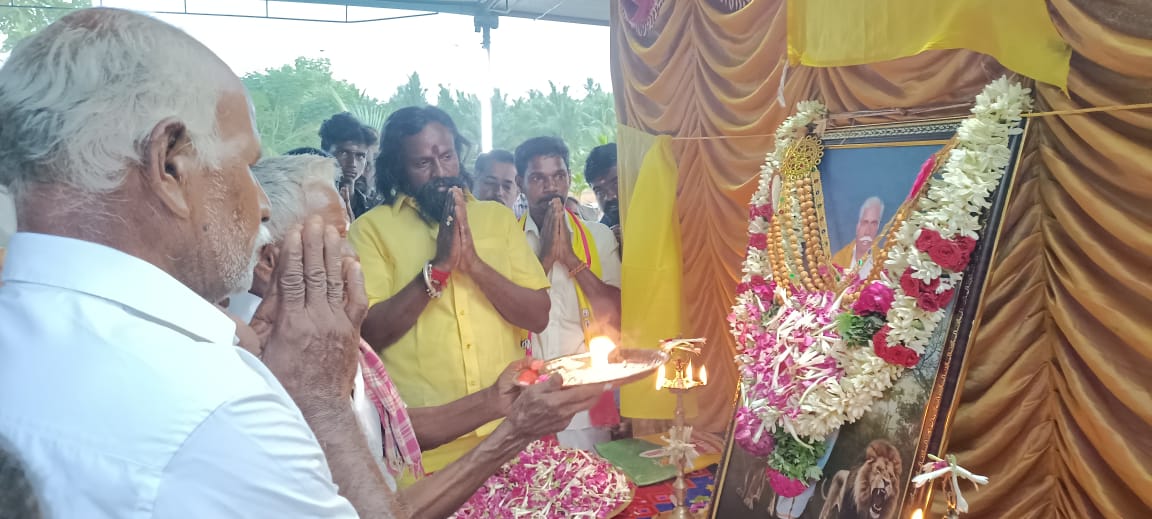 crazykeerthy20's tweet photo. தமிழ்நாடு முத்தரையர் சங்க கூட்டமைப்பு மாநில ஒருங்கிணைப்பாளர் ஐயா அண்ணா.பரமசிவம் அவர்களின் திருவுருவப் படத்தை திறந்து வைத்து வீரமுத்தரையர் முன்னேற்ற சங்கம்&amp;தமிழர் தேசம் கட்சி தலைவர் அண்ணன் @KKSelvakumaroff
அவர்கள் மாலையணிவித்து 
மரியாதை செலுத்தினார்.. https://t.co/QGNj5Cn6BD