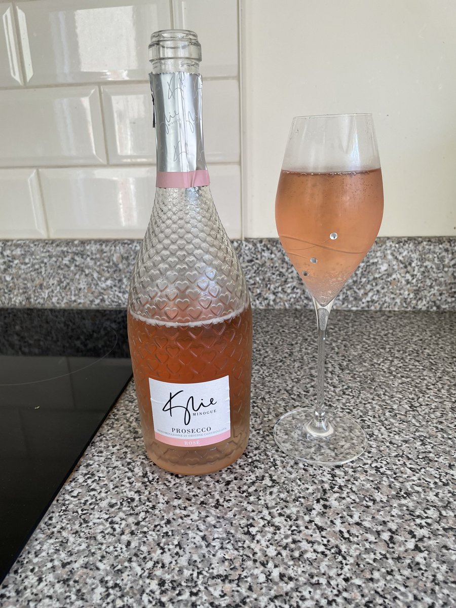 jayne070277's tweet photo. Now to try the Kylie Pink Fizz 😉🥰 https://t.co/rIXxt5avtb