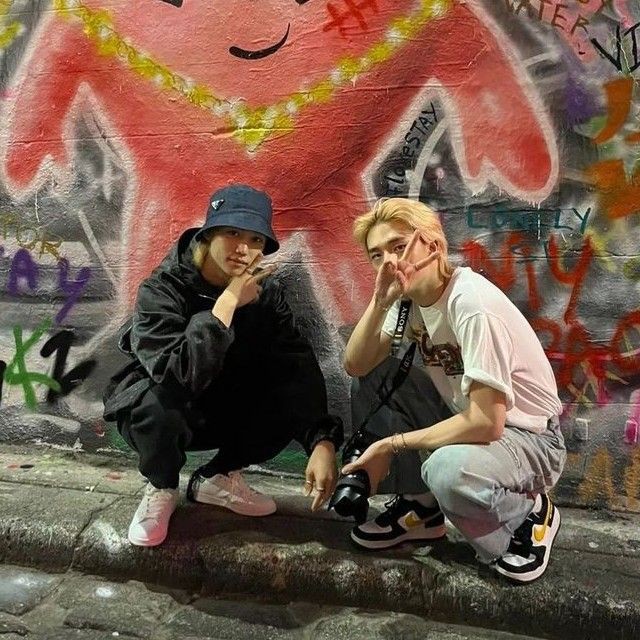 Ne istiyorsunuz bu çocuklardan size ne yaptılar rahat bırakın gerçekten yeter ya annenizi babanizi mi oldurduler ne bu nefret ne yaptılarda bu kadar kin besliyorsunuz suçları ne yani anlam veremiyorum salin cocuklarin yakalarını lütfen yeter artık.