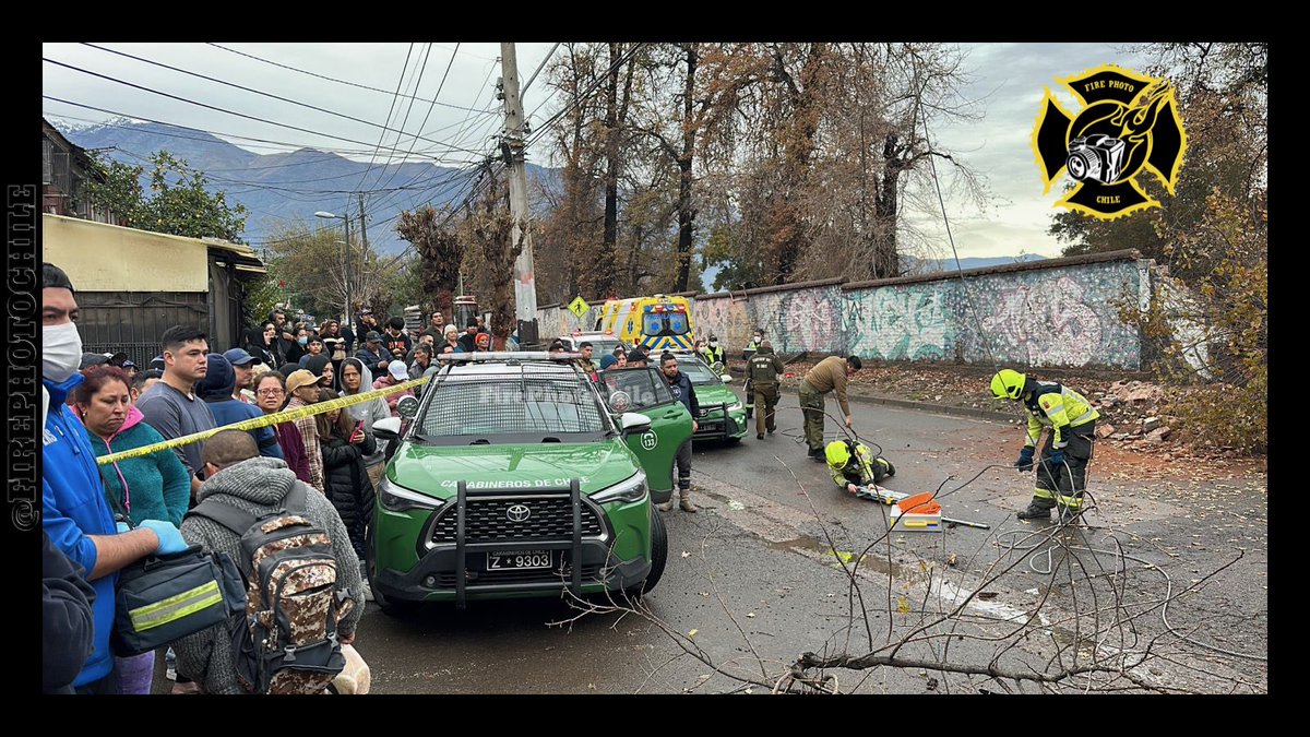 CAIDA DE ARBOL SOBRE VEHÍCULO 

<a href="/cbnunoa132/">Central CBÑ</a> trabaja en rescate de persona por caida de arbol sobre vehículo 
Dirección: Av. Los Presidentes / Calle Peru 
Comuna: Peñalolen
F1 
<a href="/biobio/">BioBioChile</a> <a href="/reddeemergencia/">Red de Emergencia ONG</a>