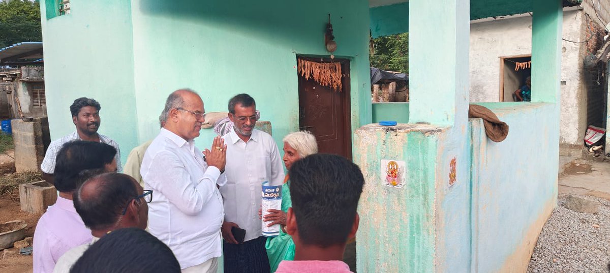 ChintalaYSRCP's tweet photo. 1వ తేదీన అవ్వాతాతల ఇంటికెళ్లి వలంటీర్లు పెన్షన్‌లు అందజేస్తున్నారు. గతంలో పెన్షన్లు అంటే గ్రామంలో ఒక పెద్ద మనిషిని పెట్టుకొని వెళ్లాలి.. ఆ పెత్తందారీ వ్యవస్థను కూల్చేశారనే చంద్రబాబు బాధ.   #PeddireddyMidhunReddy #CMYSJagan #day134 #YSRCP #Valmikipuram https://t.co/KY6pQ9SauH