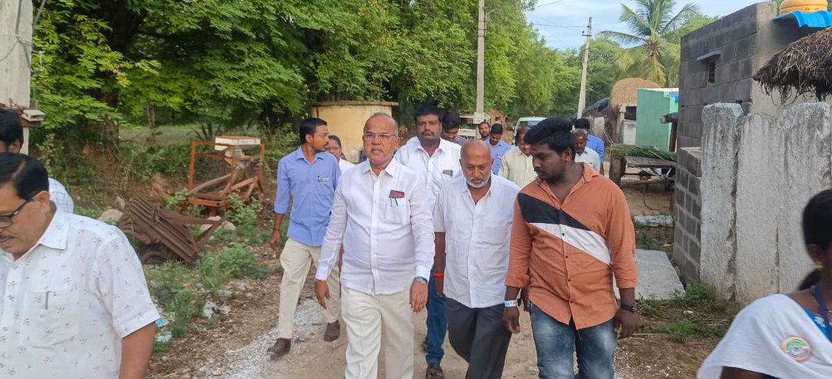 ChintalaYSRCP's tweet photo. 1వ తేదీన అవ్వాతాతల ఇంటికెళ్లి వలంటీర్లు పెన్షన్‌లు అందజేస్తున్నారు. గతంలో పెన్షన్లు అంటే గ్రామంలో ఒక పెద్ద మనిషిని పెట్టుకొని వెళ్లాలి.. ఆ పెత్తందారీ వ్యవస్థను కూల్చేశారనే చంద్రబాబు బాధ.   #PeddireddyMidhunReddy #CMYSJagan #day134 #YSRCP #Valmikipuram https://t.co/KY6pQ9SauH