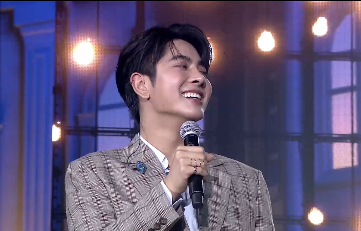 tomatomomoshiro's tweet photo. เสียงหัวเราะรอยยิ้มของเค้า @wixxiws ยังทำให้ยิ้มตามได้เสมอ วันนี้คุณชายดูดีและเก่งมาก ฉันเขินแต่แอบฮานิดหน่อยตอนซบกันนี้แหละ น่ารักติดตลกอ่ะ ชอบๆ 😸 เอนเตอร์เทนกันเก่งมากคู่นี้ และวันนี้เก่งมากๆค่ะ #EarthMix #LOLFanFest2023D1 #LOVOLUTION https://t.co/vYNc8JJkiG
