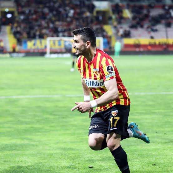 Konyaspor en son Kayserispor'da oynayan Emrah Başsan ile prensipte anlaştı. 

✍🏻<a href="/FikreetGul/">Fikret</a>