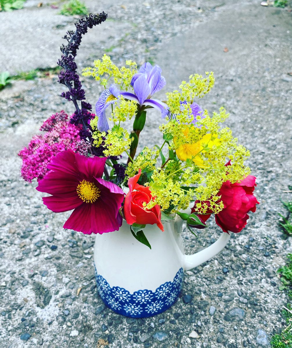 A little #Pride bouquet from Poppy Cottage for the day that in it