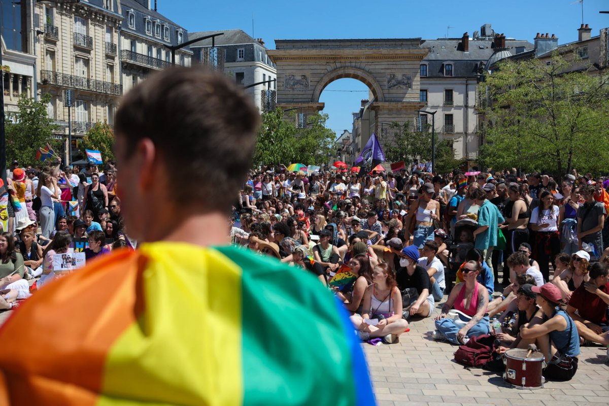 Lebienpublic's tweet photo. Une Pride "radicale" à Dijon beaucoup plus extrême... et beaucoup plus polémique

https://t.co/TsijUIJSrS https://t.co/5FnmennXFE