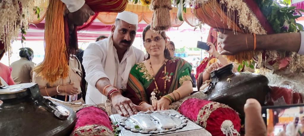 Kalyanshetti_S's tweet image. आज अकलूज येथे जगद्गुरू तुकोबारायांचे आणि माळशिरस येथे संत ज्ञानेश्वर माऊली यांच्या पालखीचे आगमन झाले. प्रसंगी सहकुटुंब पादुकांचे दर्शन घेतले.

#pandharichi_vari #pandharpurwari2023