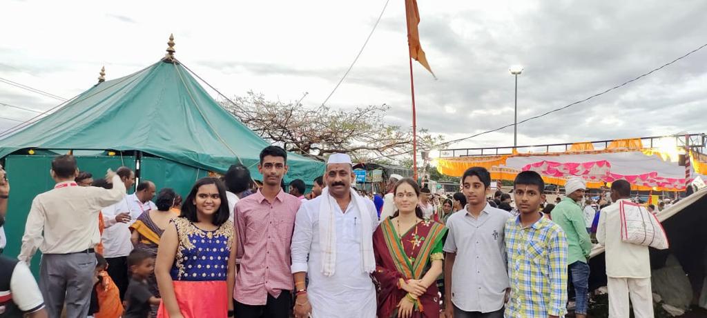 Kalyanshetti_S's tweet image. आज अकलूज येथे जगद्गुरू तुकोबारायांचे आणि माळशिरस येथे संत ज्ञानेश्वर माऊली यांच्या पालखीचे आगमन झाले. प्रसंगी सहकुटुंब पादुकांचे दर्शन घेतले.

#pandharichi_vari #pandharpurwari2023