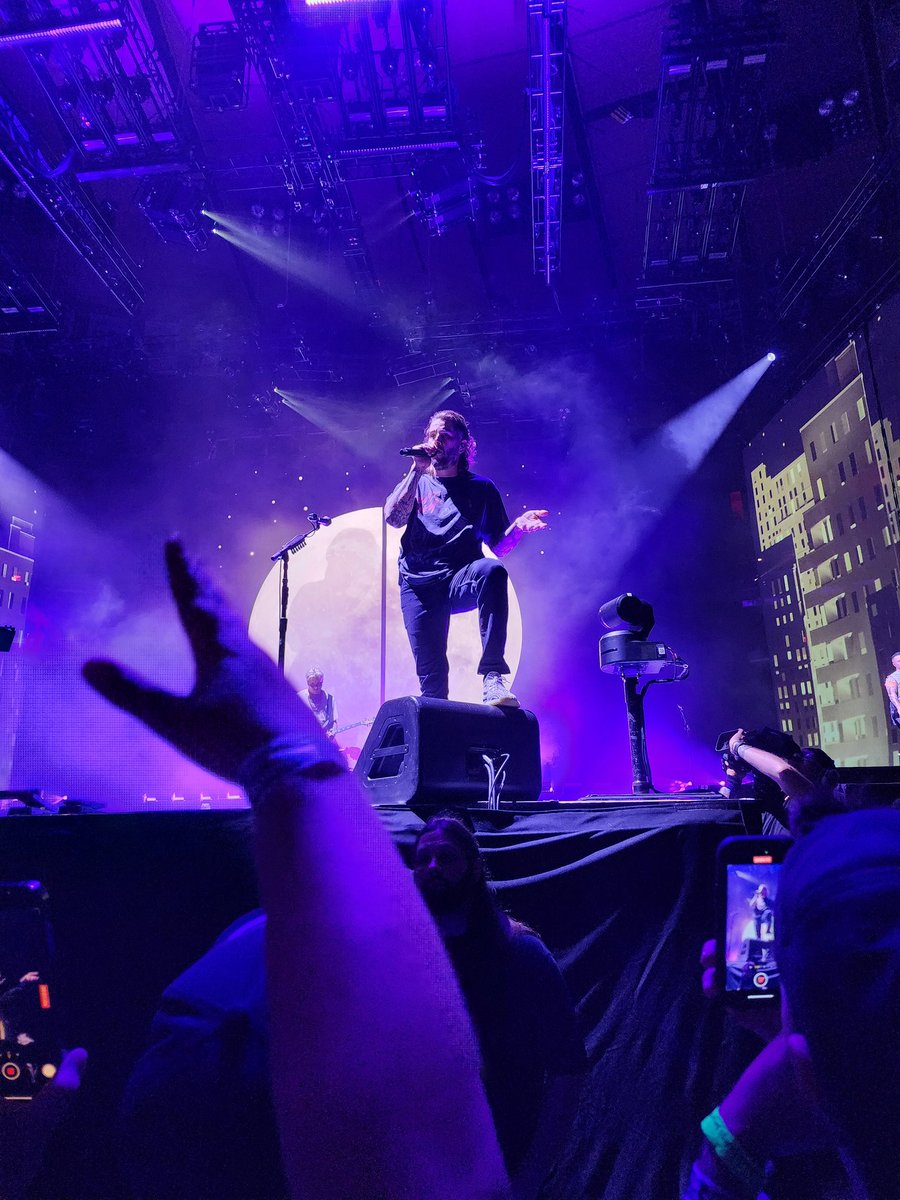 SWLcumbercookie's tweet photo. @GuitarGuyHaner My dad got the good ones since he was able to stand more still in the crowd, but I got a few! First time I've seen them since I was a young teen and it was amazing! https://t.co/QPngR6kjbr