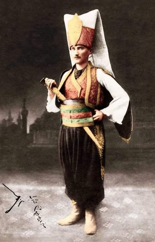 ''Sarı Zeybek öldü sanma, diridir;   
O, dağların yine eşsiz eridir,..''  

Sofya'da kıyafet balosunda yeniçeri kıyafetiyle. (11-12.05.1914)  

Gazi Mustafa Kemal Atatürk   

#YolunYolumuzdur 

#UmudumuzSonsuz