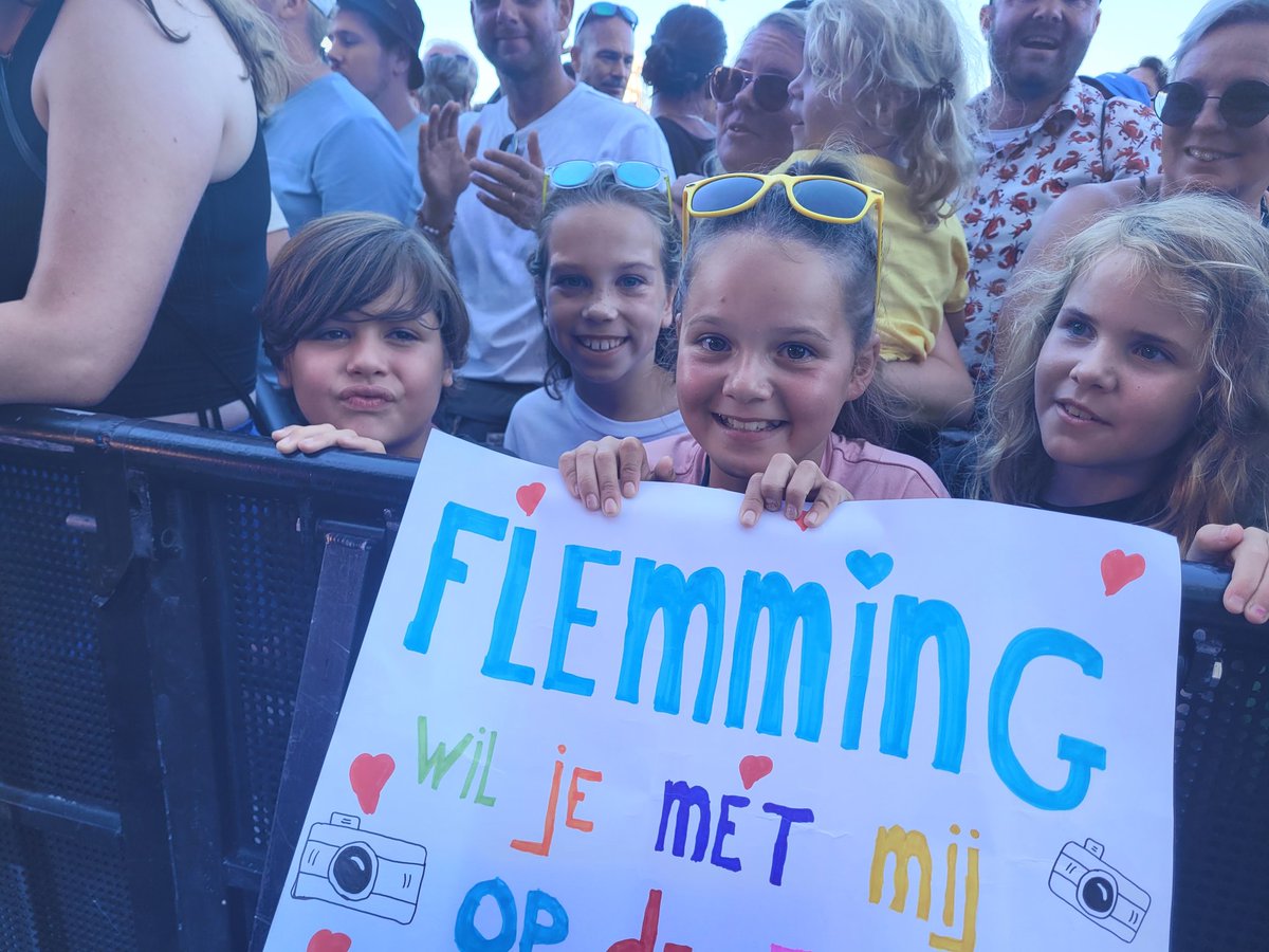 Zie Fenna uit Oud-Beijerland stralen! Een foto met Flemming zat er nog niet in op #cas maar hij heeft wel naar haar gelachen en gezwaaid!