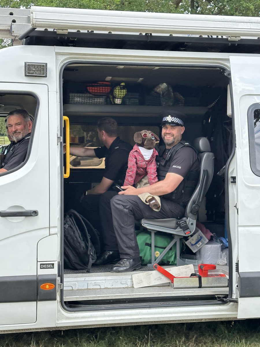 Thames Valley police at Dukes Lane ,  Windsor Great Park - Royal Ascot … kind , helpful and so much fun ! #thamesvalleypolice #RoyalAscot @ThamesVP