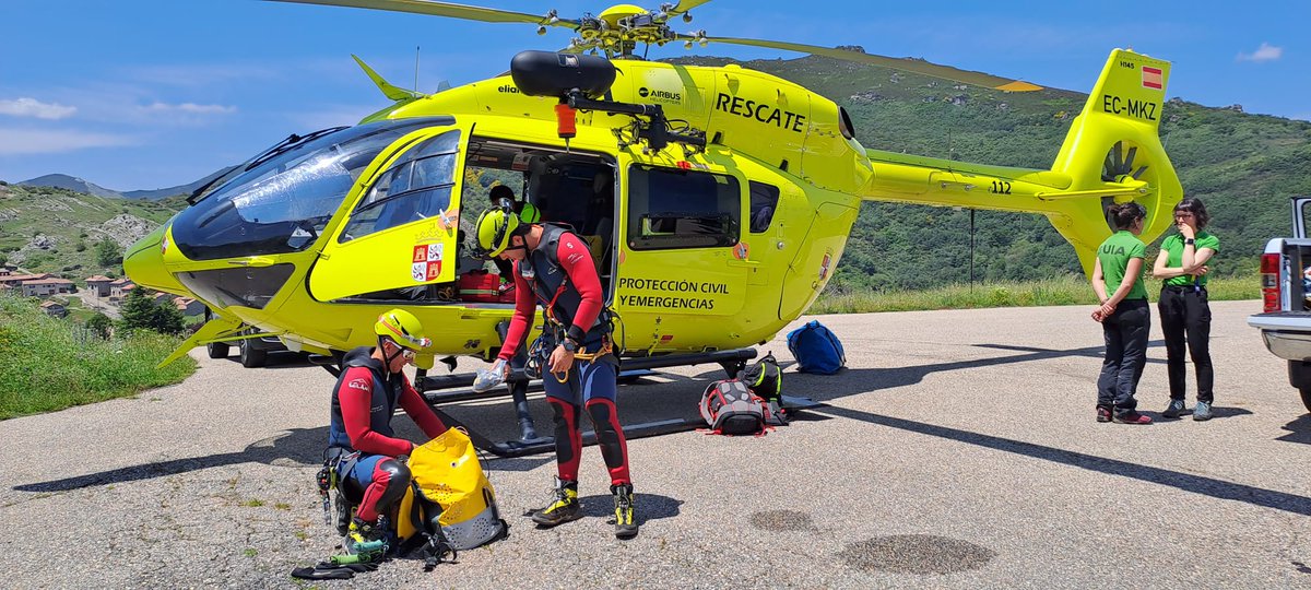 irenecortesc5's tweet photo. 🚁🚁🚁 Rescate #Valporquero ✅GRS de La Agencia de Protección Civil y Emergencias #APCE.
✅Grupos del #GREIM @guardiacivil.
✅ AVPC La Robla.
✅ @sacyl .
✅ Grupo de Psicólogos en Emergencias #GIPDE de #APCE. Han intervenido para auxiliar a dos espeleólogos.
@112cyl @jcyl https://t.co/0dRT9gutkE
