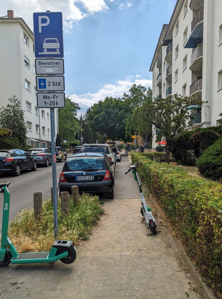 heimann_zerner's tweet photo. Wann wollt Ihr an solchen Stellen das Gehwegparken ENDLICH beenden, @Stadt_Wiesbaden? 🤔🙄
Und nur falls Ihr euch fragt, ich meine NICHT die #eScooter, sondern die #Autos!🤦‍♂️
80cm ist keine akzeptable Gehwegbreite!
#Verkehrswende #Autodiktatur https://t.co/anBX5Q6nu0