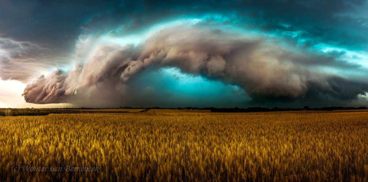 StormchaserNL's tweet photo. ⛈️ Onze week storm chasen zit erop! Panoramafoto (10 opnames) van de intense supercell bij #Preuilly, Frankrijk. Een extreme valwind trof dat dorp: verwoeste bossen, daken en hagelgaten in gevels waren het gevolg... #orages
Bekijk de hele compilatie: https://t.co/DKUQ7IQ8It https://t.co/I2AuYg00ou