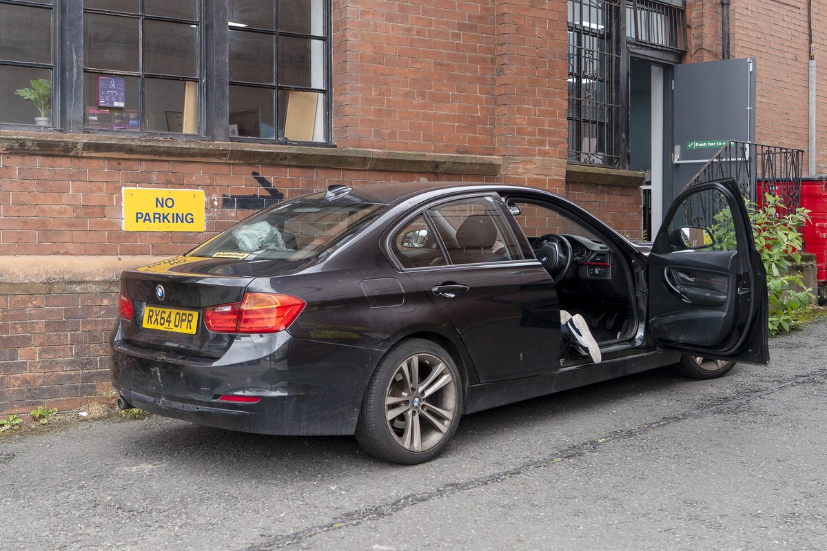 GavinRossPhoto's tweet photo. ‘One Foot In The Door’ - Kilmarnock, June 2023. #noparking #parking #yellowsign #sign #car #parkedcar #feet #man #stationary #kilmarnock #scotland #streetphotography #street #outdoors #picoftheday #photoftheday #shotooftheday #leicaq2 #leica https://t.co/c79KABiLfV