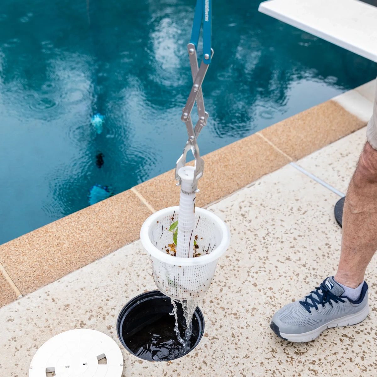SwimPoolThings's tweet image. Say goodbye to messy pool maintenance with our Skim Buddy! 😎 The user-friendly tool makes cleaning out your skimmer basket fast and easy, so you can spend more time enjoying your pool. Its playful design adds a touch of fun to your routine. Order yours on our website now!
