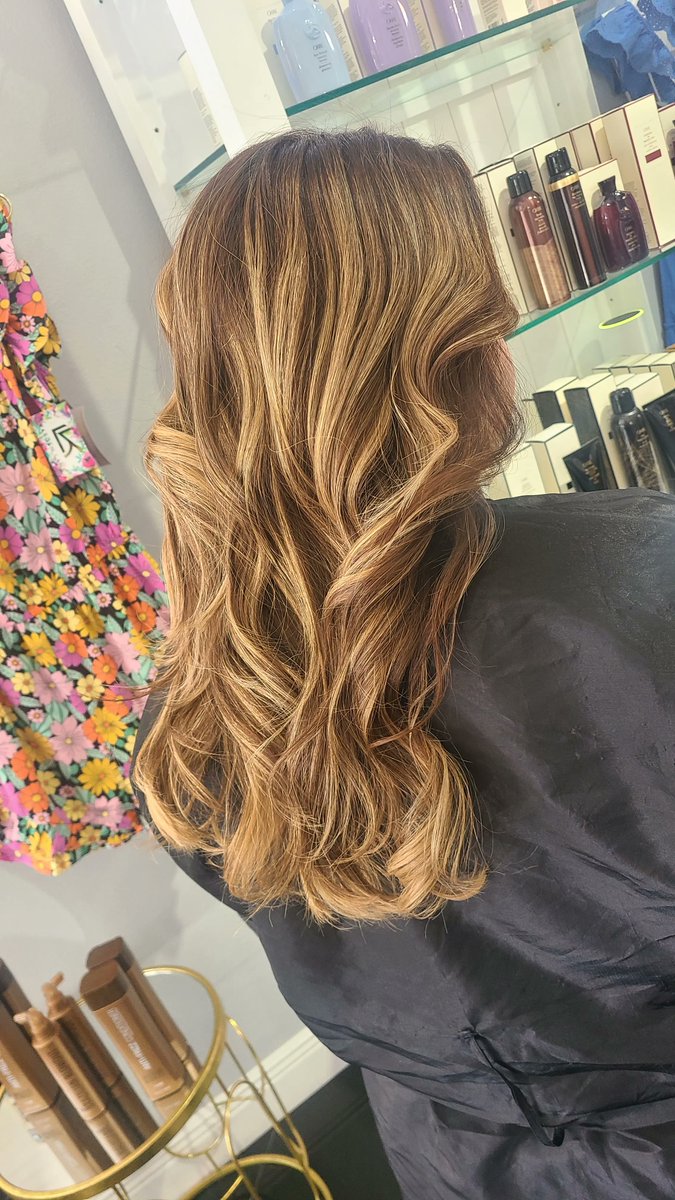 Isabella was ready for graduation after a dream blowout with Christy!
#houston #blowdrybarthewoodlands #handtiedextensions #salonthewoodlands #houstontx #springhairstylist #luxuryhair #woodlandsbalayage #tomballhairstylists #luxuryhairsalon #thewoodlandstx #hairextensions