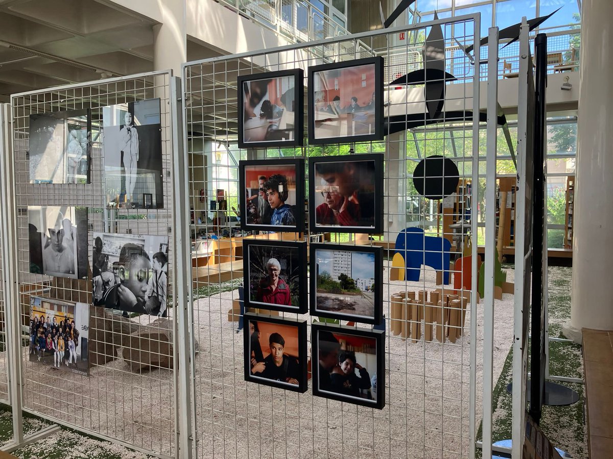 Merci aux médiathèques d’Est Ensemble de nous avoir accueillis avec le @CollectifOEIL pour une résidence de journalisme d’1 année. Celle-ci s’achève avec l’exposition visible à la médiathèque de @VilledeBondy. Des productions réalisées par les habitant.es. #educpop