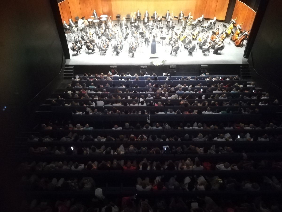 AguilasPro's tweet photo. Brillante cierre de temporada con un espectacular concierto de nuestra OSRM y la pianista ANNA KAVALEROVA  dirigida por su titular VIRGINIA MARTÍNEZ  que recibió el muy merecido homenaje del público, autoridades y de esta Asociación  a toda su trayectoria profesional. https://t.co/69AO3U3mI8