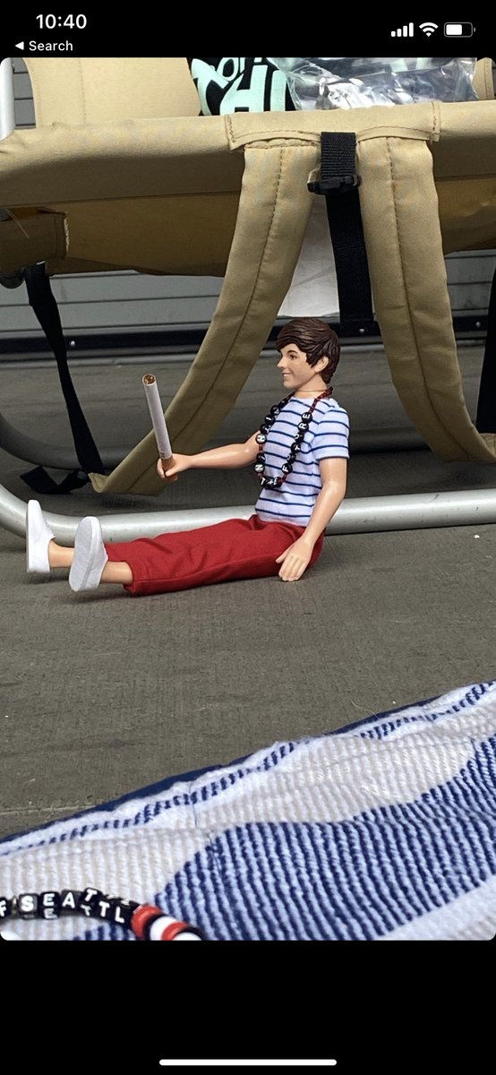 EmilyCarter04's tweet photo. 📸| LOUIS TOMLINSON SPOTTED SMOKING IN SEATTLE!| https://t.co/xt85E0UjPH