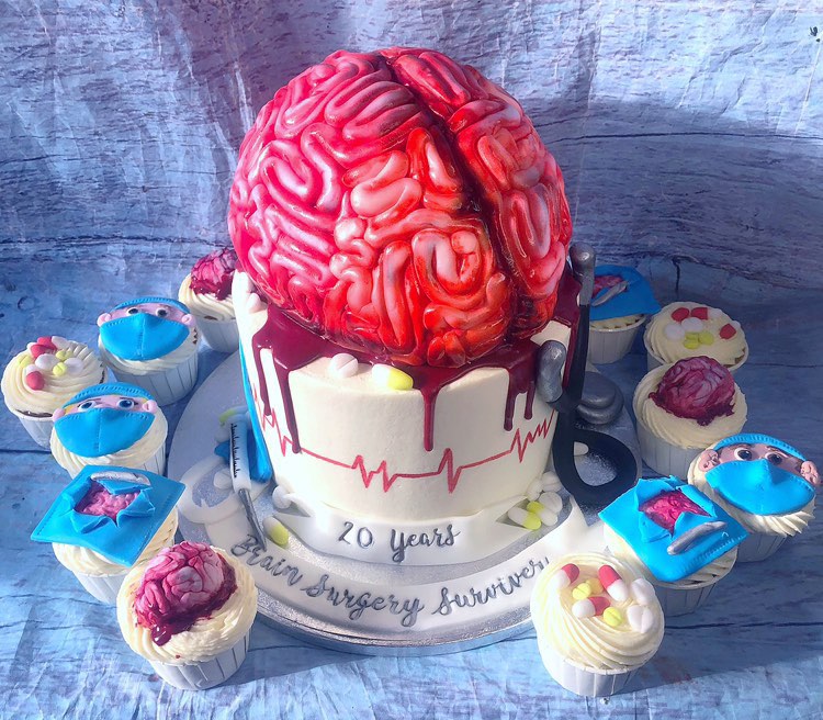 It was such a pleasure to meet Anca yesterday and introduce her to the nurses on D Neuro, where she was a patient 20 years ago under the care of Mr Owen Sparrow.
Anca delighted surprised the nurses with an incredible cake, in celebration of this special anniversary #wessexneuro