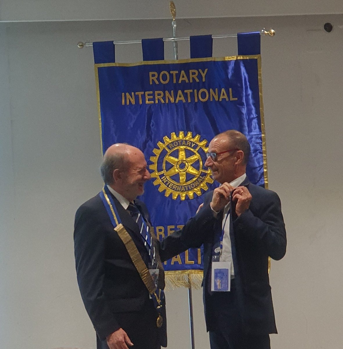 Passaggio del Collare da Gianni Policastri a Francesco Petrolo 
#IICongressoDistrettualeRotary 
#ImagineRotary #EnjoyRotary #Rotary #Rotaract #Interact #Distretto2102