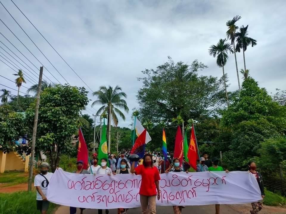 Democracy Movement Strike Committee-Dawei , Student Union, LGBT Community and residents from #LaungLone Twp, #Dawei , marched and protested to uproot the #MilitaryDictatorship on Jun24.

#2023Jun24Coup               
#HelpMyanmarIDPs   #WhatsHappeningInMyanmar