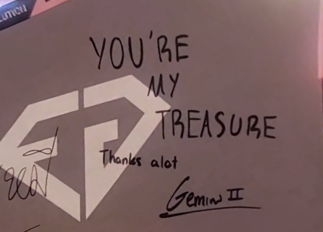 khunnnu_nt's tweet photo. Gem: You’re my treasure thanks alot
Fourth: Love Mommy
😭😭😭😭😭😭

GEMINI FOURTH ON STAGE 
#LOLFanFest2023D1 https://t.co/KeME3TO5vq