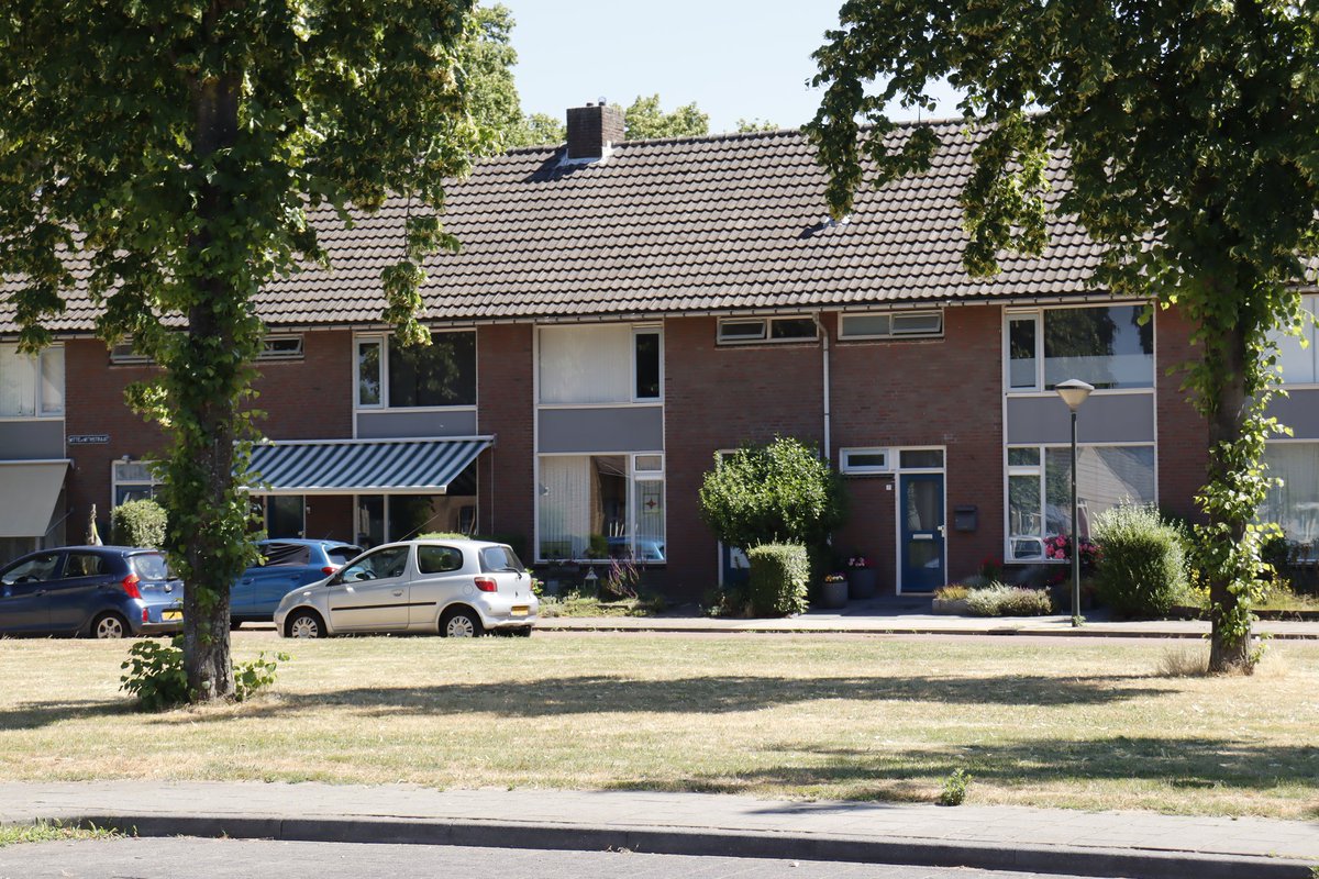 Dordtoloog's tweet photo. De laatste foto voor mijn project is gemaakt in Geldrop. Kwam een bewoner naar me toe waarom ik foto's maakte? Vervolgens een uur gepraat over de periode 1976-1991 dat ik er heb gewoond en jij kende veel bewoners uit die tijd.#geweldig #gezellig #leukedag https://t.co/ensNVRYAhn