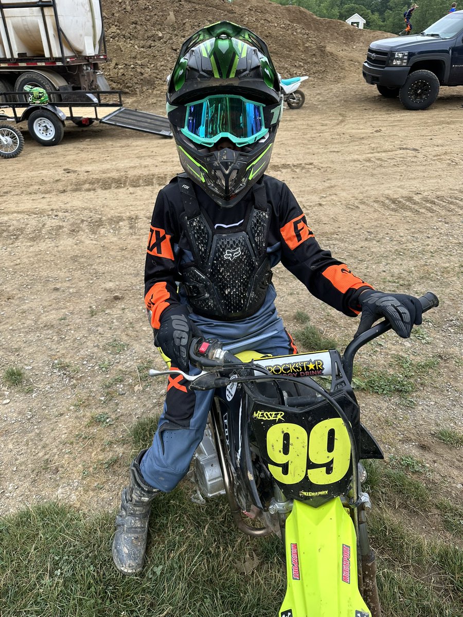 DrAmandaMesser's tweet photo. It’s racing weekend! Day 1 starts now. Let’s go #TeamMesser 💚🖤💛 https://t.co/exuuzYl6Ym