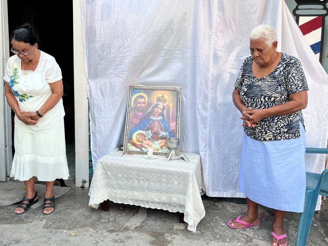 'Sub tuum præsidium': 

Bajo tu amparo nos acogemos,Santa Madre de Dios;no deseches las súplicasque te dirigimosen nuestras necesidades;antes bien, líbranos siemprede todo peligro,¡Oh Virgen gloriosa y bendita!

#SabadosDeMaria #TotusTuus