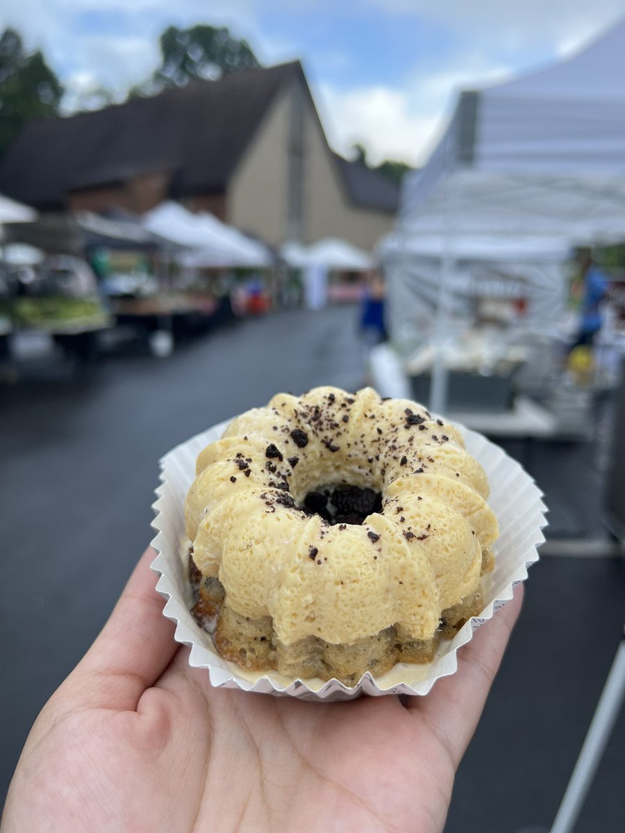 FlanCakeQueen's tweet photo. No rain where there’s FlanCake 😉 Our featured flavor today at #Derwood Farmers Market is Cookies &amp; Cream! 🖤🤍😋🍮 Stop by before 1pm. Limited quantities. 

📍16501 Redland Road, Rockville MD 20855 (Neighborhood Church) 

#farmersmarket #dmv #shoplocal #saturdaymorning https://t.co/TYoJpIKPxI