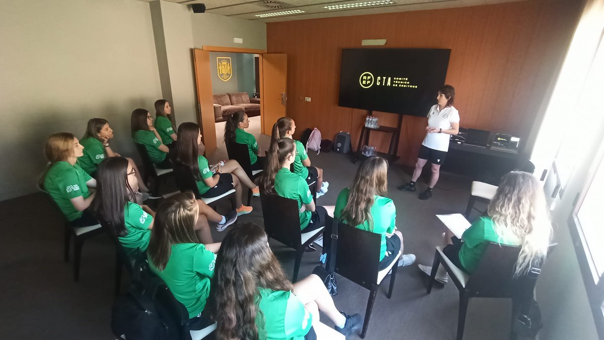 📸 Imágenes de la 📗JORNADA DE FORMACIÓN Y DESARROLLO que el colectivo de #ÁRBITRAS extremeñas está realizando hoy en la sede de la <a href="/rfef/">RFEF</a>.

✌🏼Ampliando conocimientos para crecer en todos los ámbitos relacionados con el arbitraje.

#Extremadura💚🤍🖤
#JugamosEnEquipo