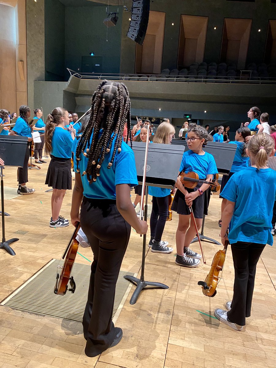 dehaisjulia's tweet photo. [Démos] Dernières répétions et concentration maximum à l’écoute des dernières consignes pour nos jeunes musiciens et musiciennes avant le concert à la Cité de la Musique @philharmonie ! 

#actionculturelle #démos #eac #culture https://t.co/biRXHWPTct