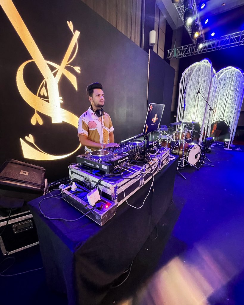 dhirajdj18's tweet photo. Sound check Done Pune
.
.
.
BollyJammers #bollyjammers
.
.
.
.
#ahmedabad #ahm #agm #youaremysonia #music #musician #musicvideo #musicproducer #musica #drums #musician #love #drums #singer #artist #percussion #percussionist #india #concert #djbasedband #gig #rock #live #lif https://t.co/s3UpI54R8n