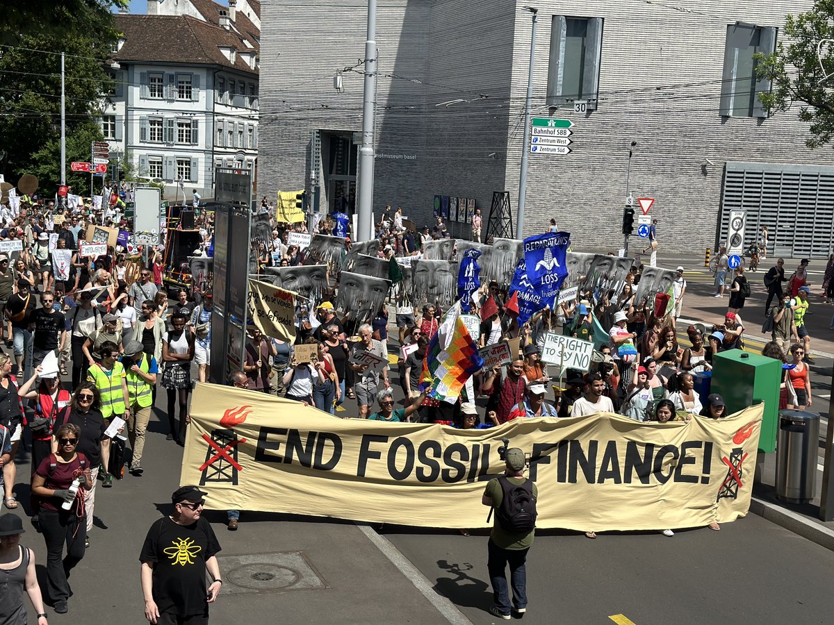 Wir protestieren gemeinsam mit Frontline-Aktivist*innen aus der ganzen Welt gegen fossile Brennstoffe und für Klimagerechtigkeit. Heute tragen wir unsere Forderung vor die Türen der @BIS_org und fordern #EndFossilFinance
Medienmitteilung: tinyurl.com/mr4f32j3